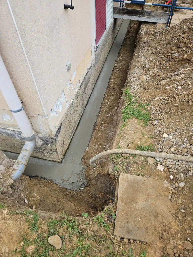 Terrassement au tour de une maison, pose d'une étanchéité avec delta MS et solin pour éviter les problèmes de remonter capillaire sur la commune de Mions près de Lyon 