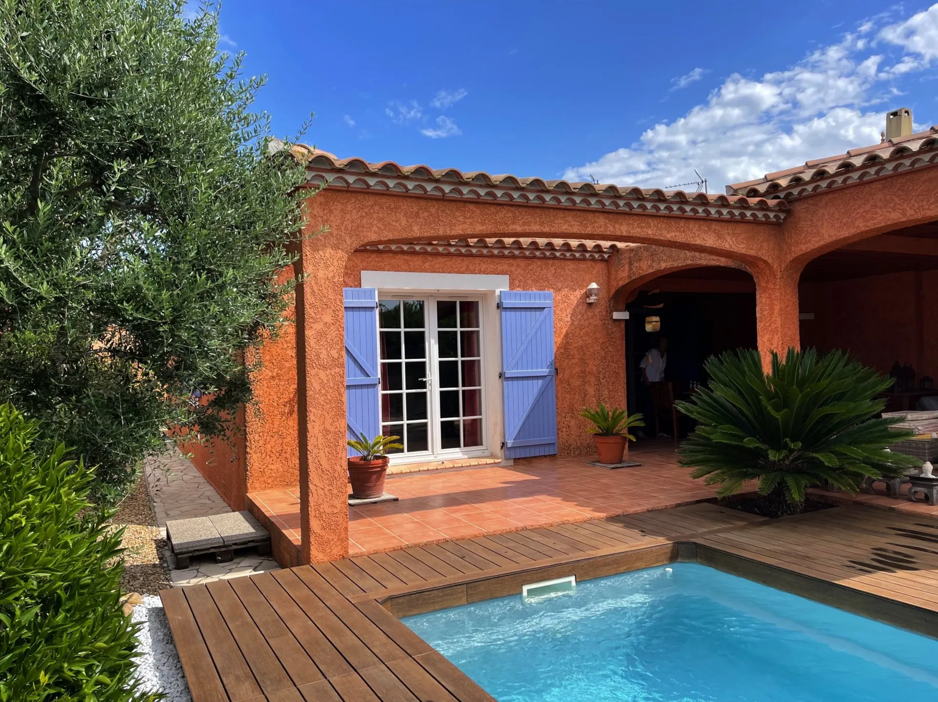 Ravalement de façade d’une maison située sur le Grau du Roi proche de Montpellier