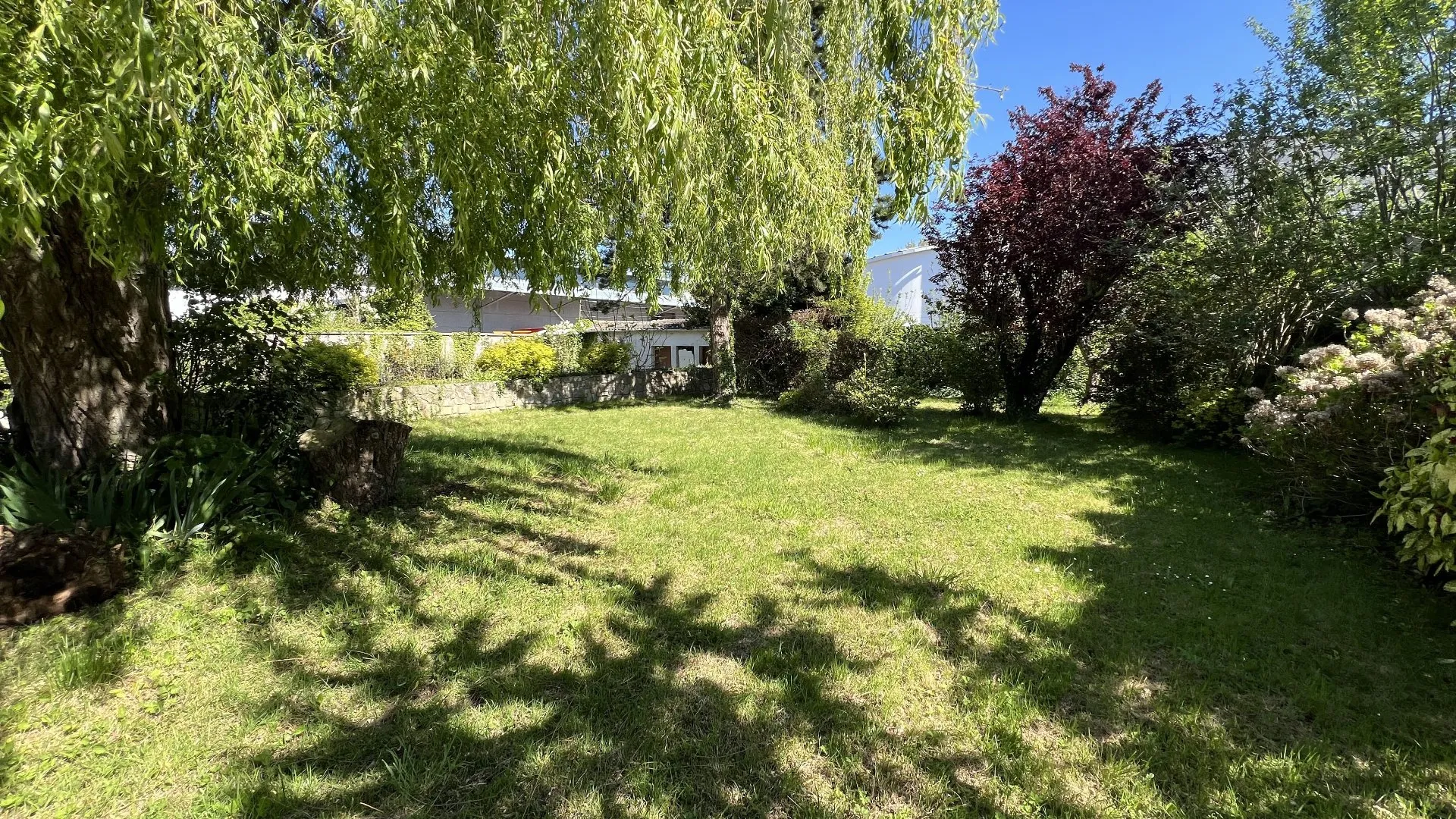 A vendre Maison de maître 265m² avec 7 chambres, parquet ancien, dépendance et garage double, terrain clos 980m², fort potentiel rénovation au cœur du Tréport 76470.
