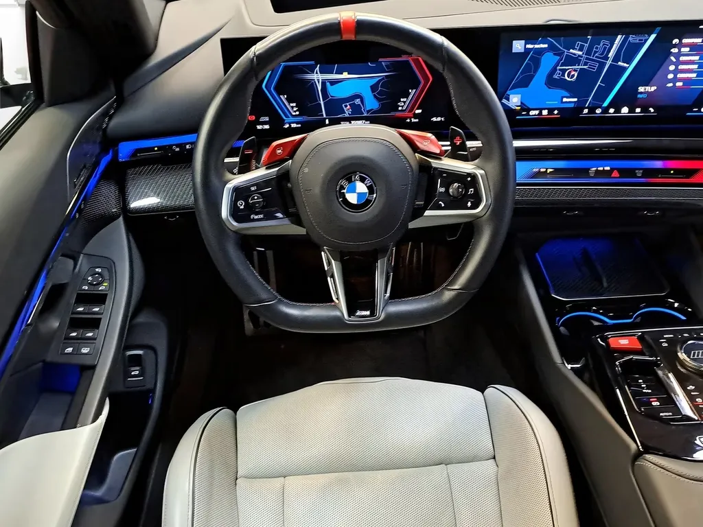 Poste de conduite BMW M5 G90 volant M Performance et cockpit numérique nouvelle génération