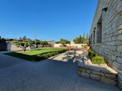 Création d'un joli jardin en gazon synthétique sur les Angles (Gard)