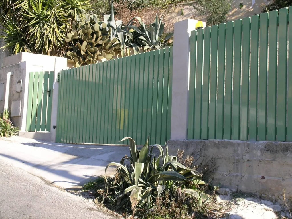 Grand choix de coloris de clôtures en aluminium 