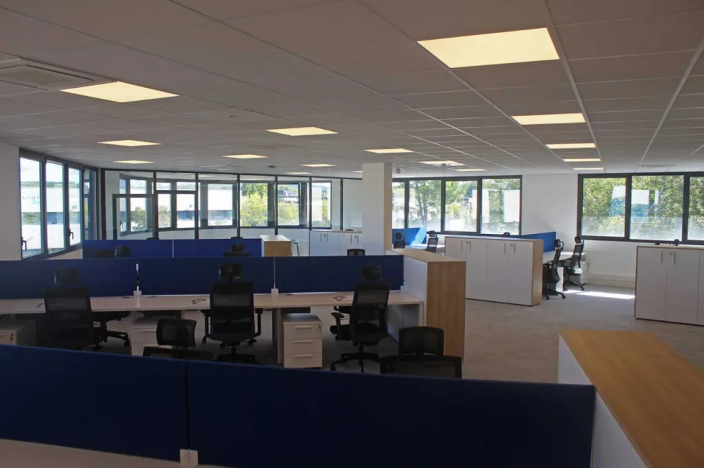 Aménagement de 500 m² à Aix-en-Provence pour 57 postes avec mobilier CIMIC, solutions acoustiques, salles de réunion et espace détente pour les Laboratoires Naos / Bioderma