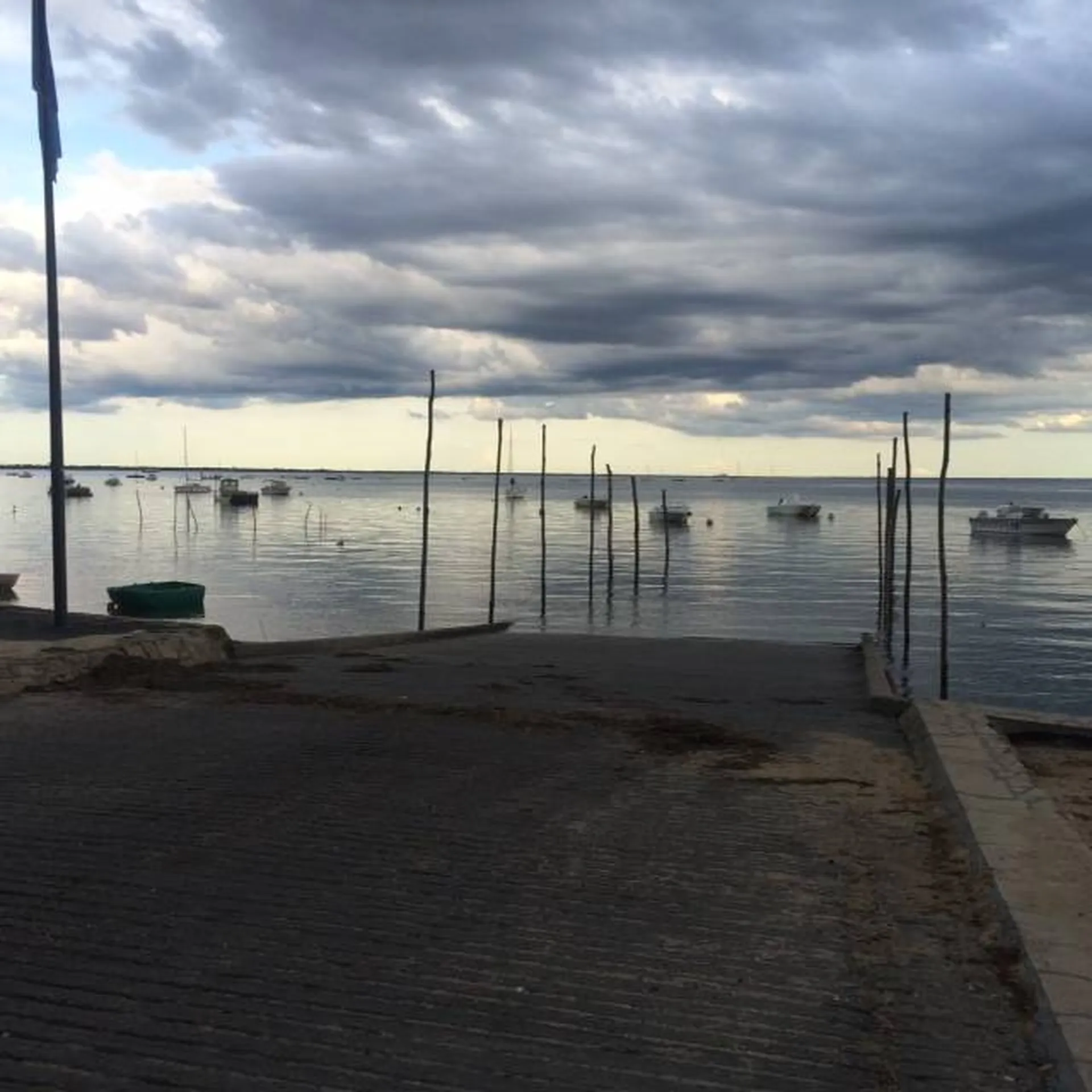 Cale de mise à l'eau au port de Claouey pour un départ en croisière privée ou une navette bateau taxi vers Arcachon