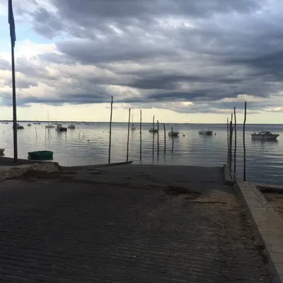Cale de mise à l'eau au port de Claouey pour un départ en croisière privée ou une navette bateau taxi vers Arcachon