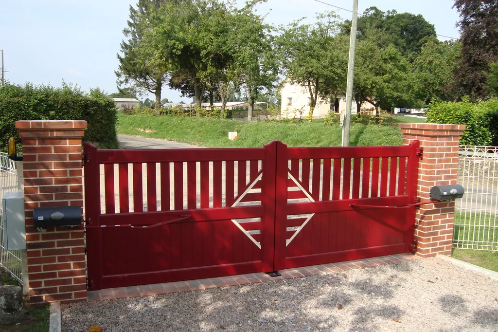 Installation de Portail automatisé en PVC à battants, Portillon coordonné et Clôtures de jardin à Beuzeville dans l’Eure 27 et ses Alentours