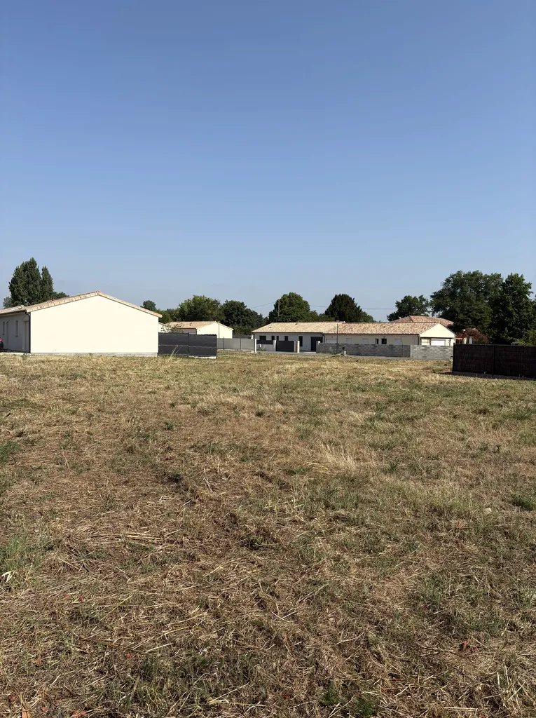Beau terrain viabilisé de 449 m² sur l'agréable commune de Vayres, secteur recherché, proche accès RN 89