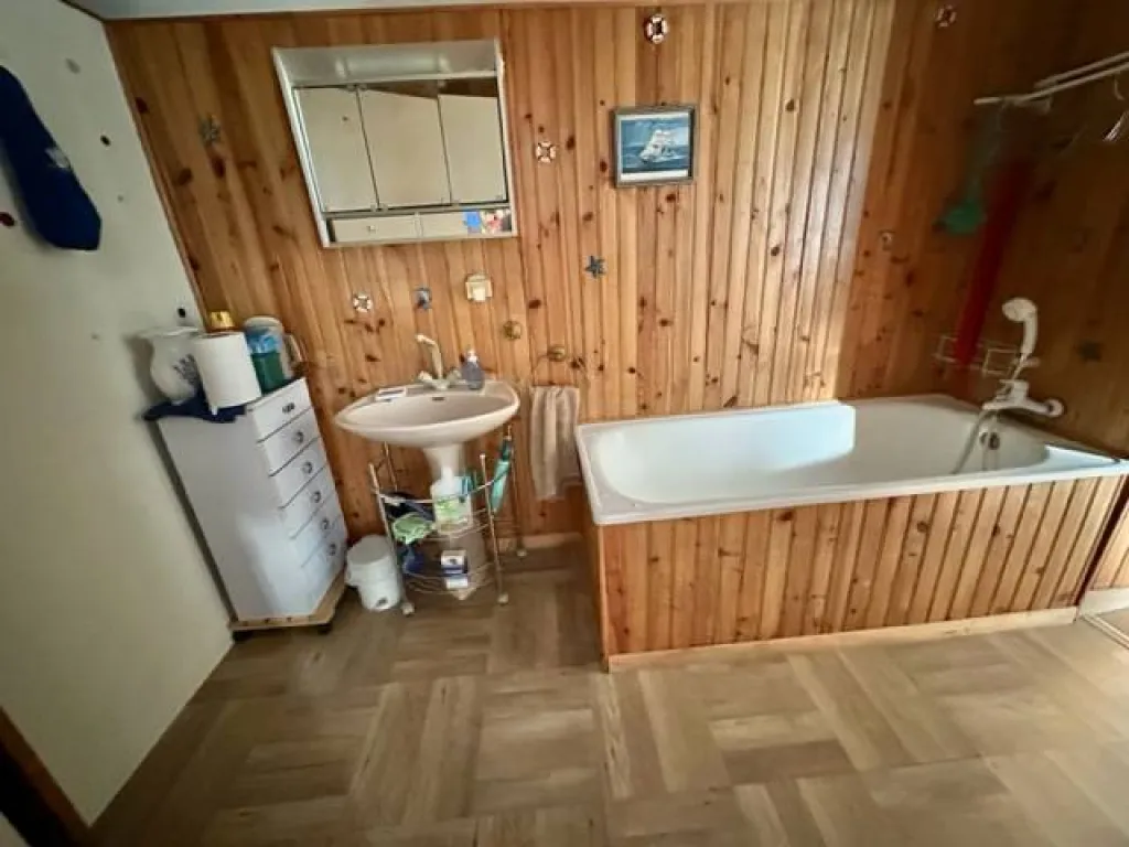 A vendre 2 pavillons  de 147 m² au total édifiés sur 698 m² de terrain commune de CAUDEBEC LES ELBEUF 76320