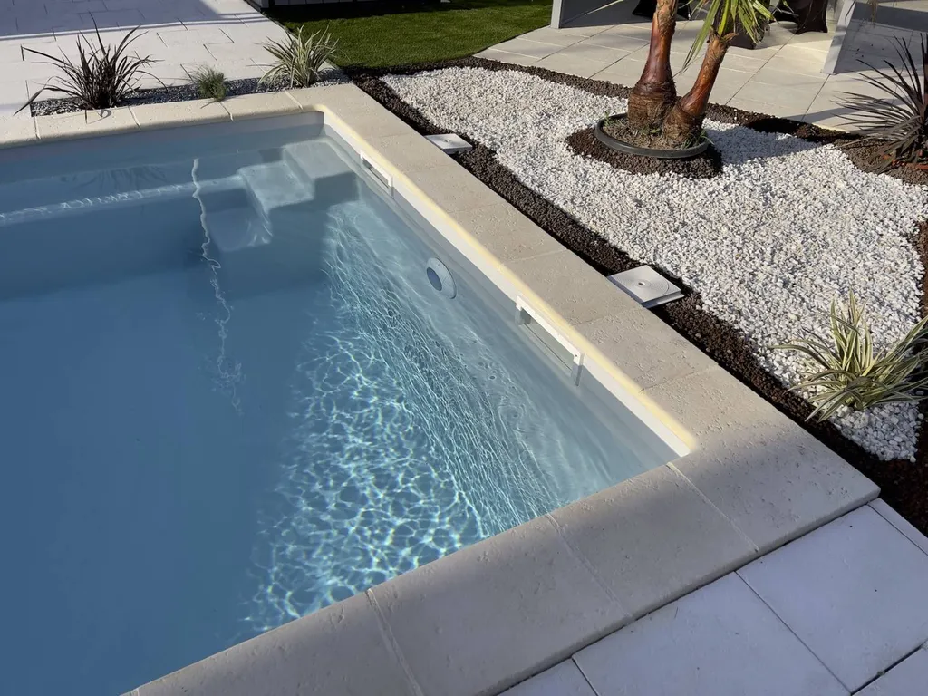 Escalier pour accès direct à la piscine