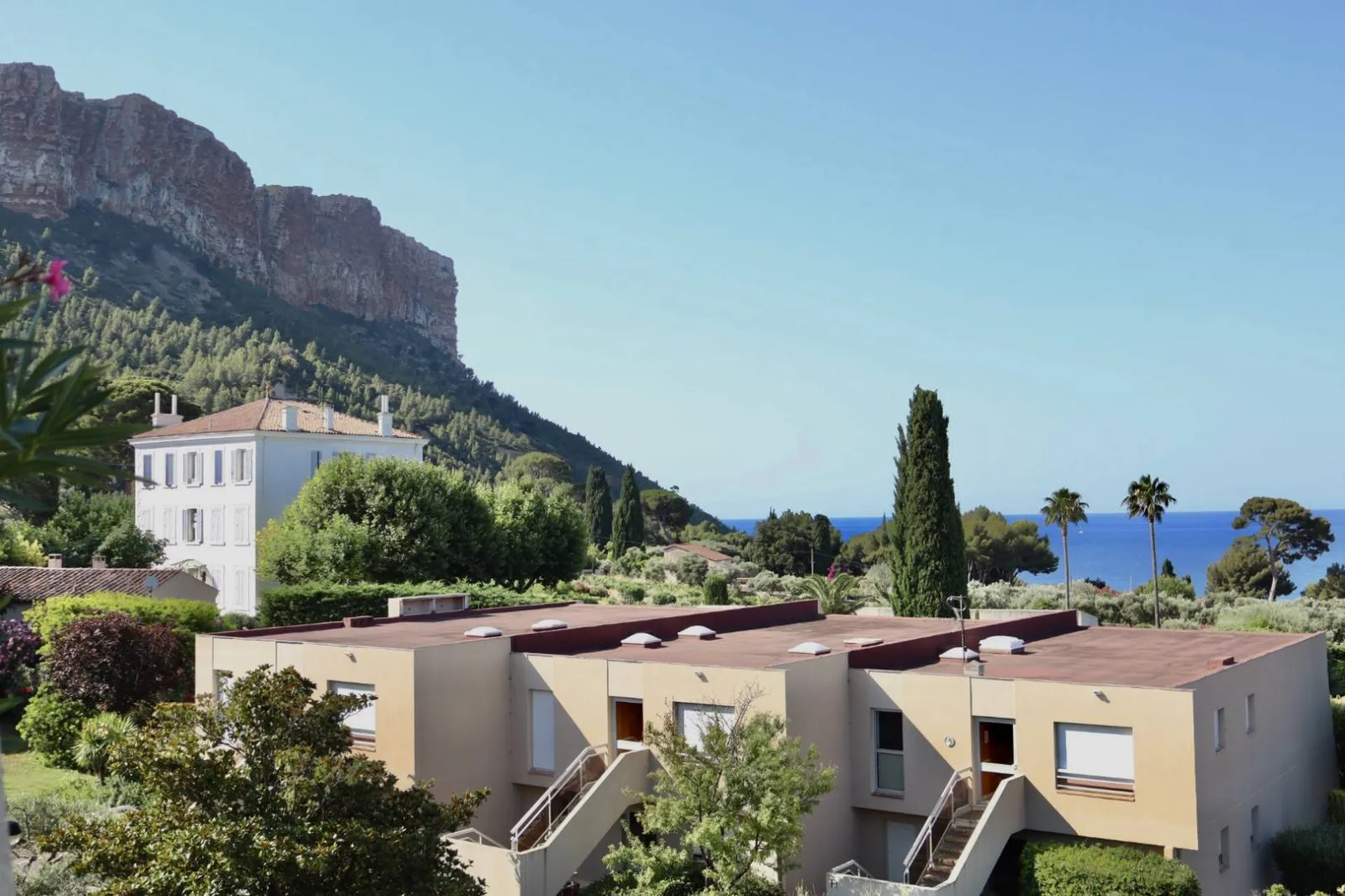 Vente appartement T2 Cassis  en dernier étage avec terrasse vue mer et parking privé dans résidence de standing