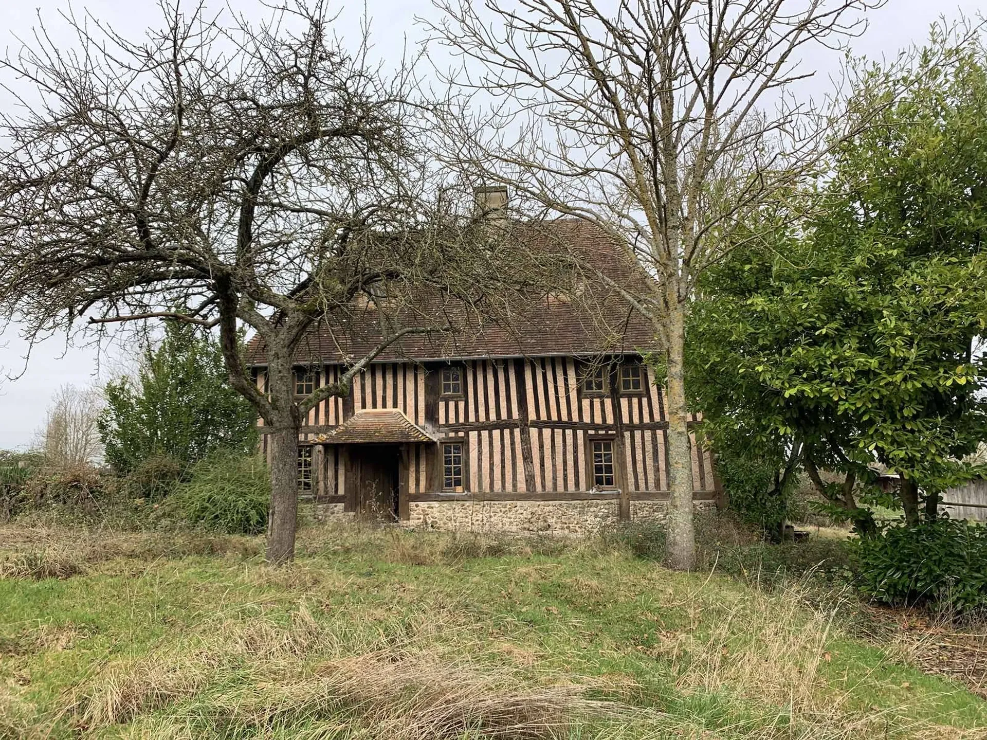 Dans le SUD du PAYS D'AUGE du CALVADOS, entre LISIEUX 14100 et LIVAROT 14140, l'Agence TERRES ET DEMEURES DE NORMANDIE à LISIEUX (14100), 41 Avenue Victor HUGO, vous propose d'ACQUERIR cette propriété située dans un environnement préservé, et au calm
