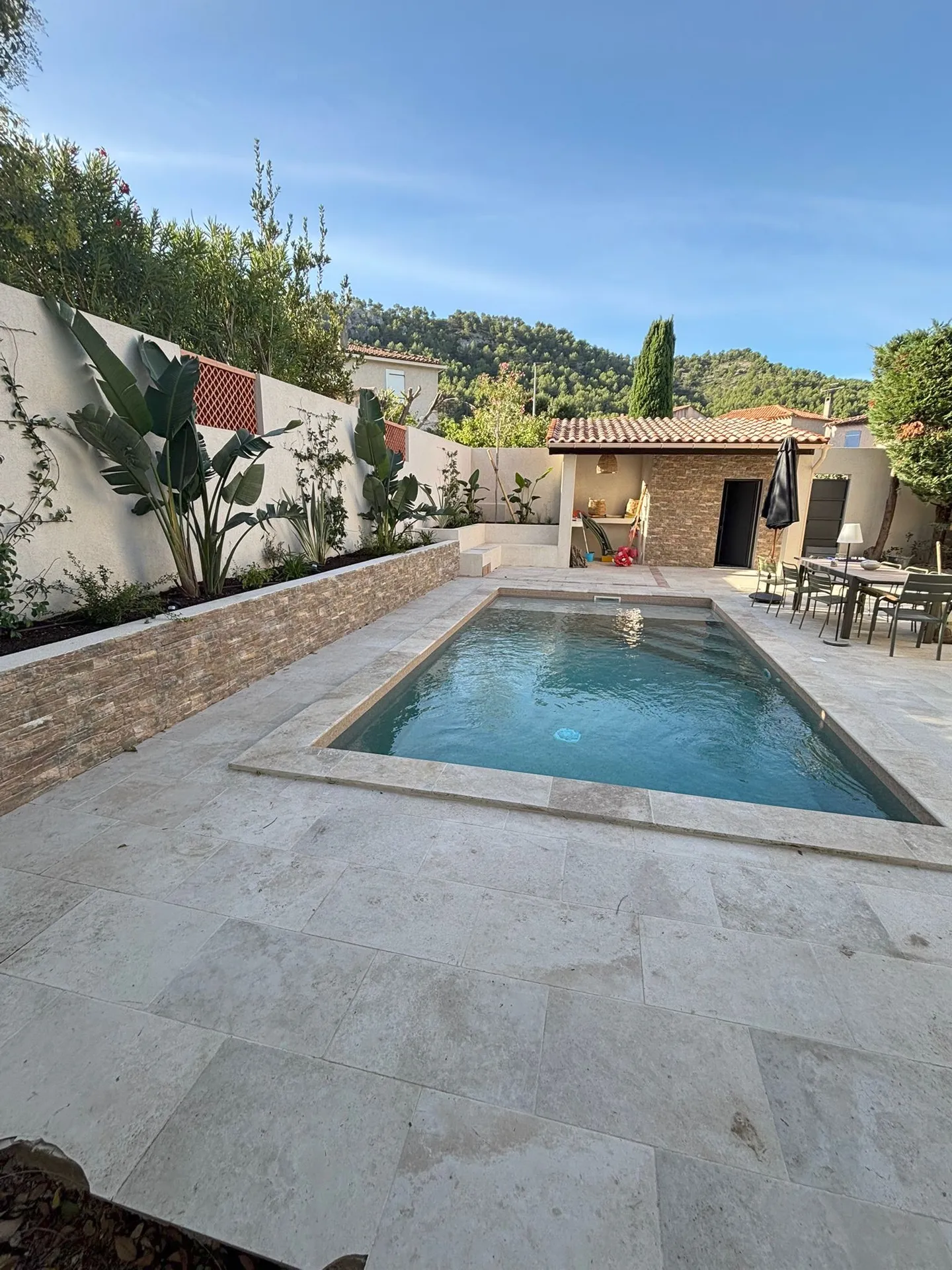 piscine-maconnee-volet-integre-et-mur-de-parement