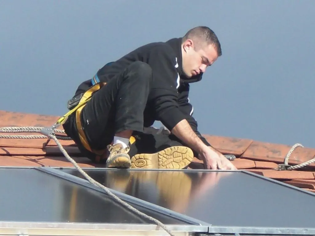 Pose de Panneaux solaires pour eau chaude sanitaire à Bourgoin dans le 338
