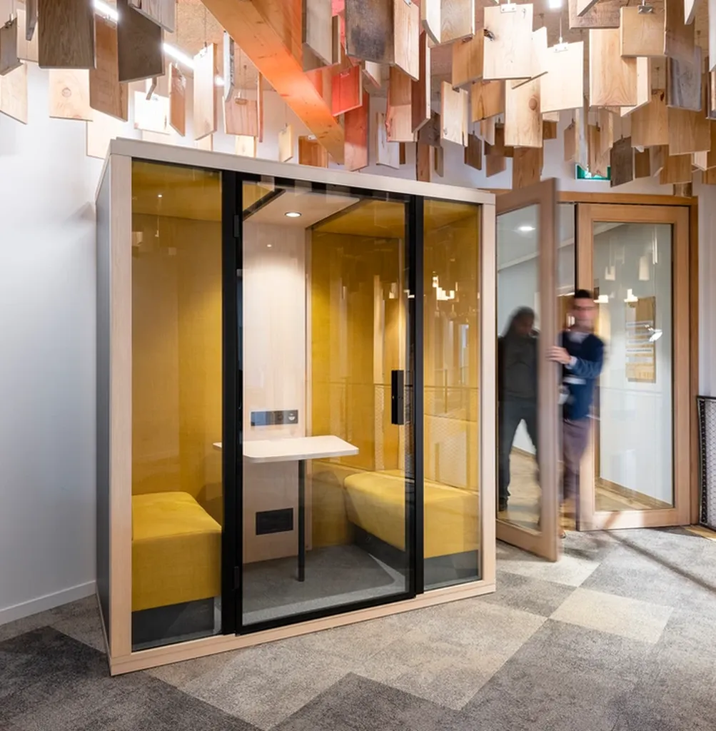 Cabine acoustique 4 places avec banquettes installée dans un open-space à Marseille dans les bouches du Rhône