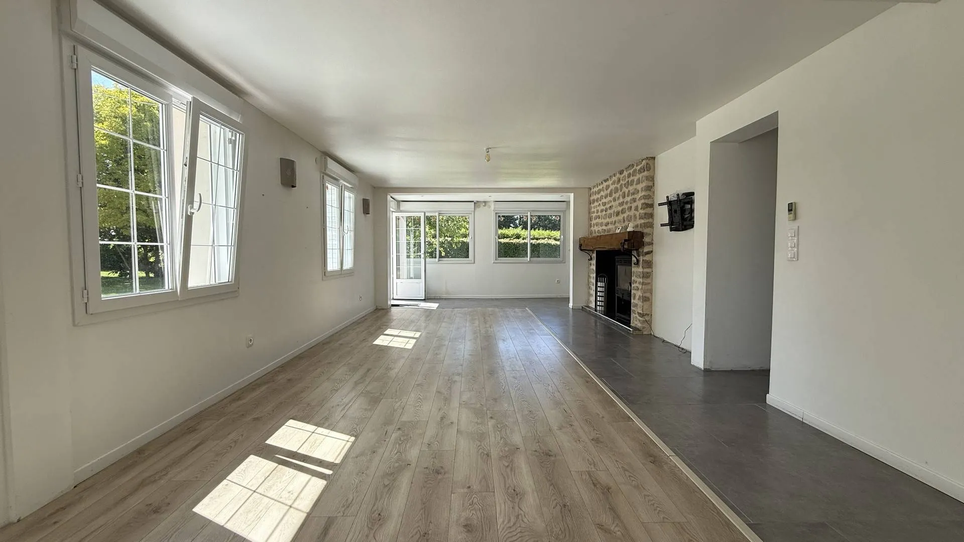 Maison à vendre : Habitation principale 178 m² : Beaux volumes, séjour cheminée insert, 5 chambres, prêt à vivre pour une grande famille.