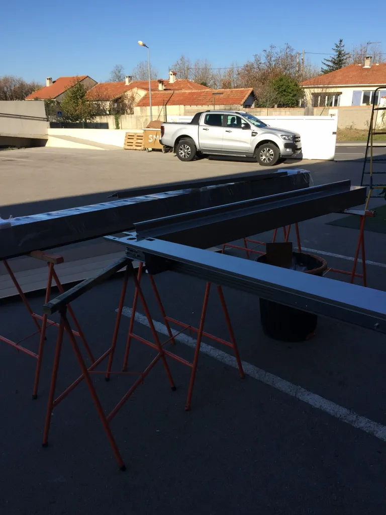 Pergola pendant le montage sur Martigues