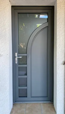 Porte d'entrée PVC installée à Saint Jean d'Illac, modèle Cumin 6 en Smoke extérieuren double vitrage sur mesure