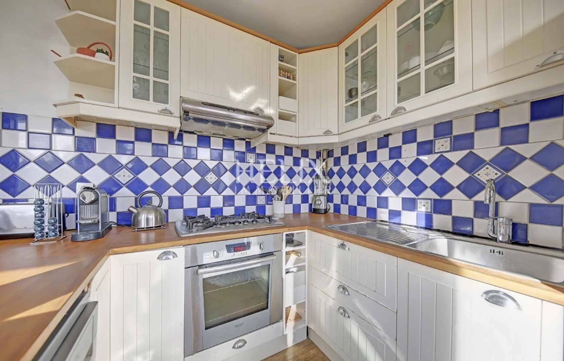 Cuisine indépendante aménagée et équipée, offrant de nombreux rangement 