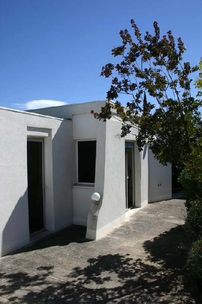 Proche Avignon, maison contemporaine avec piscine et tennis