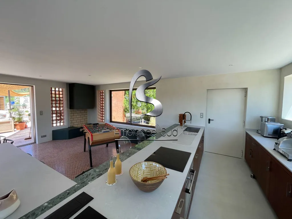 Réalisation d’un pool house design et contemporain avec du béton ciré à Tourves à côté de Saint Maximin