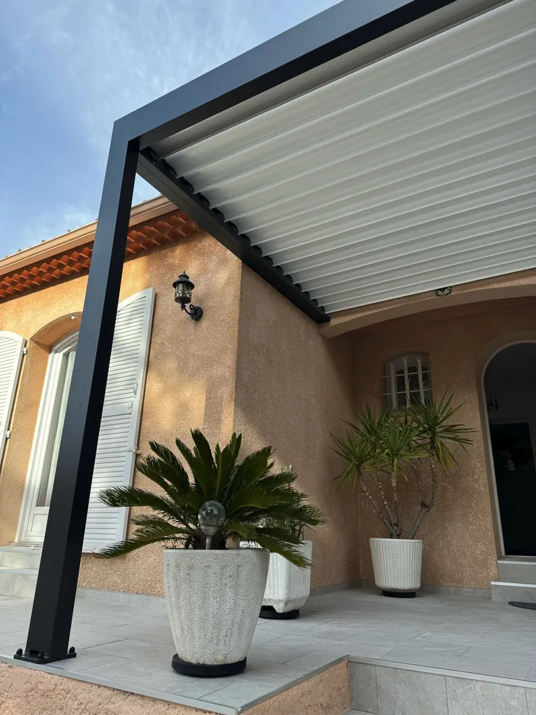 Pergola bioclimatique en aluminium noir sur Pergola bioclimatique en aluminium sur Istres 