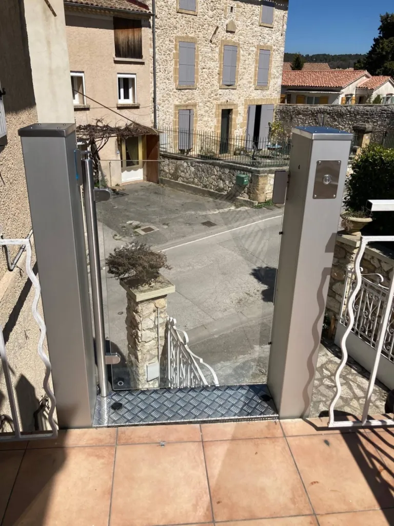 L'accès supérieur de la plateforme verticale Barduva RB 150 avec son bouton d'appel à St Canat près d'Aix en Provence