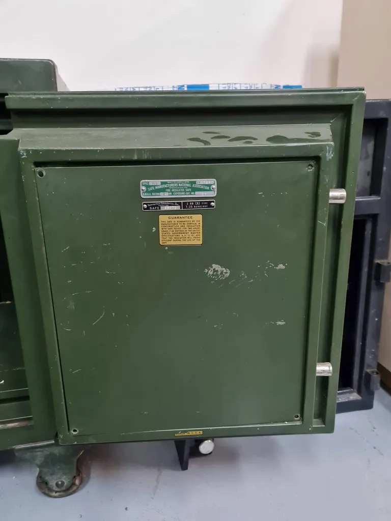 serrurier en traind d'ouvrir un coffre-fort à Allennes-lez-marais