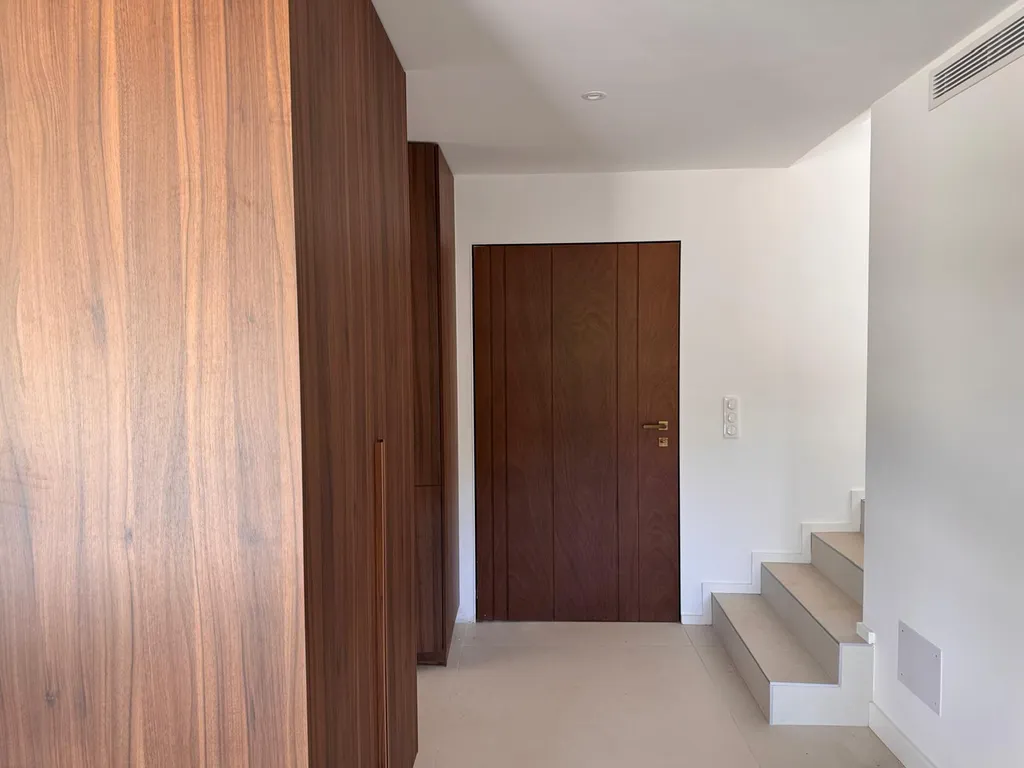 installation d'une porte blindée Silvelox In_Wall en Okoumé lasure Noce Scuro