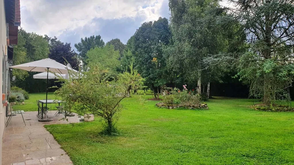 Propriété familiale sur Parc Avec Piscine et dépendance proche du Mans A vendre dans la Sarthe