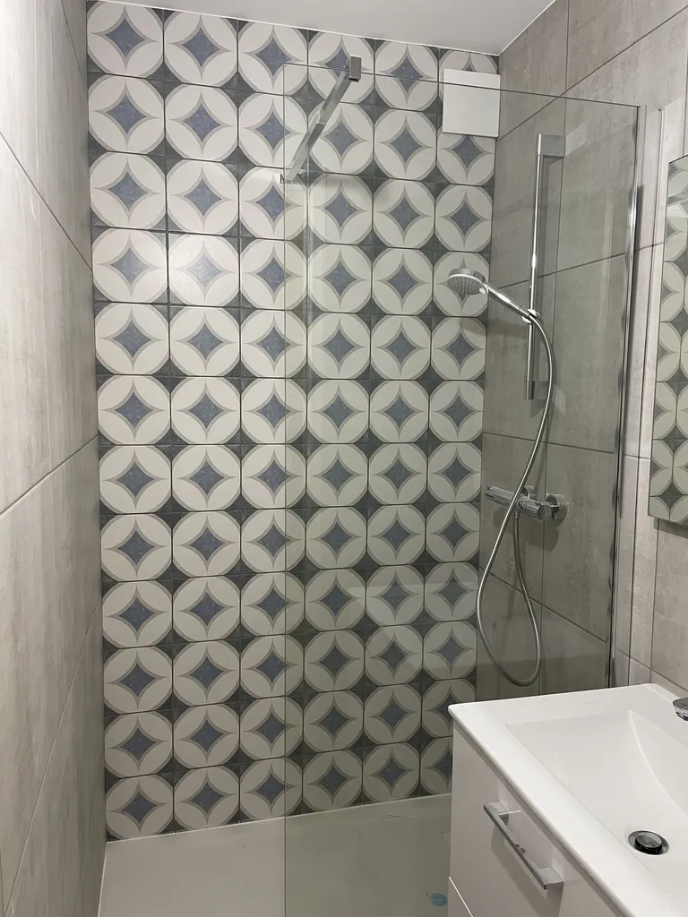 Salle de bain avant rénovation avec agencement à repenser