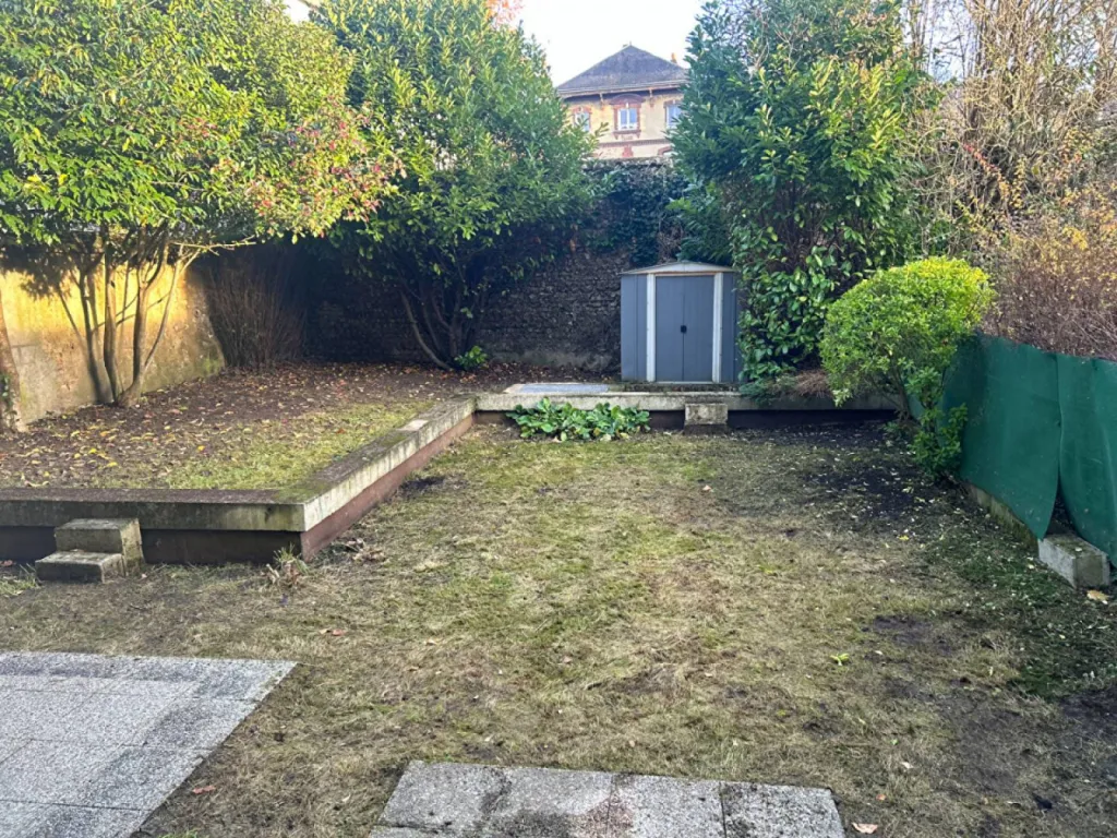 Disposant d'un jardin privatif de 140m²