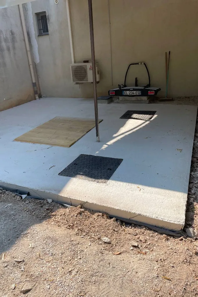 Dallage béton pour passage voiture sur cuve et filtre compact enterrés dans le cadre de travaux d'assainissement près d'Aix en Provence