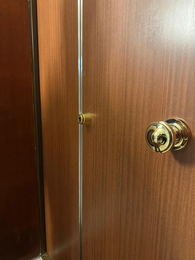 Sécuriser un appartement à Ajaccio : installation d'une Fichet Duo G071 à double vantail, reproduction à l'identique en tôle acajou clair et pommeau laiton poli