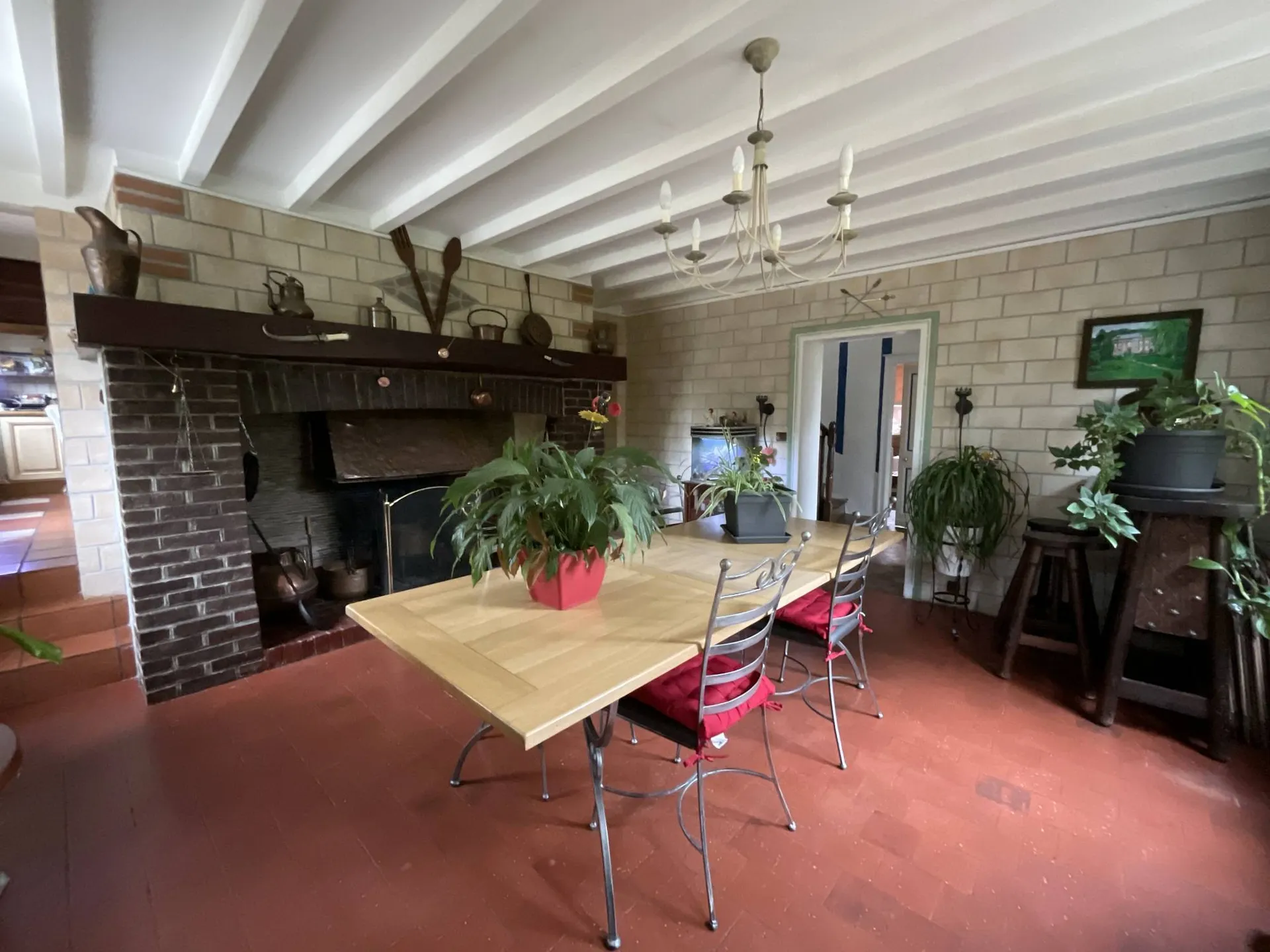 Vends Ancienne Maison de Maitre d’une superficie d’environ 210m² sur un terrain de 3 879m², au calme.