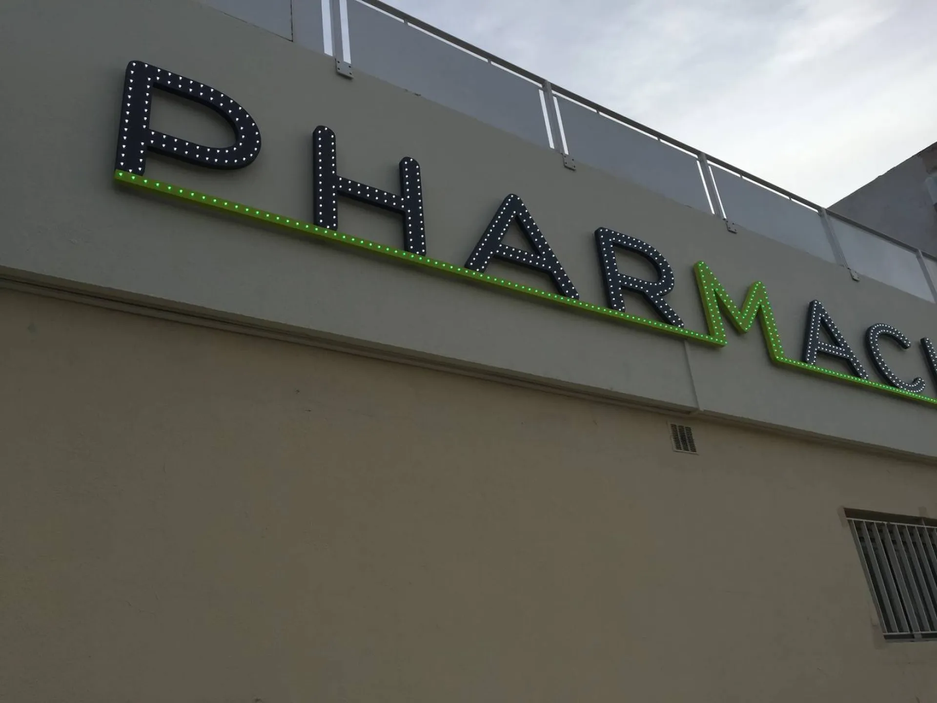 enseigne lettres reliefs lumineuse pharmacie martigues
