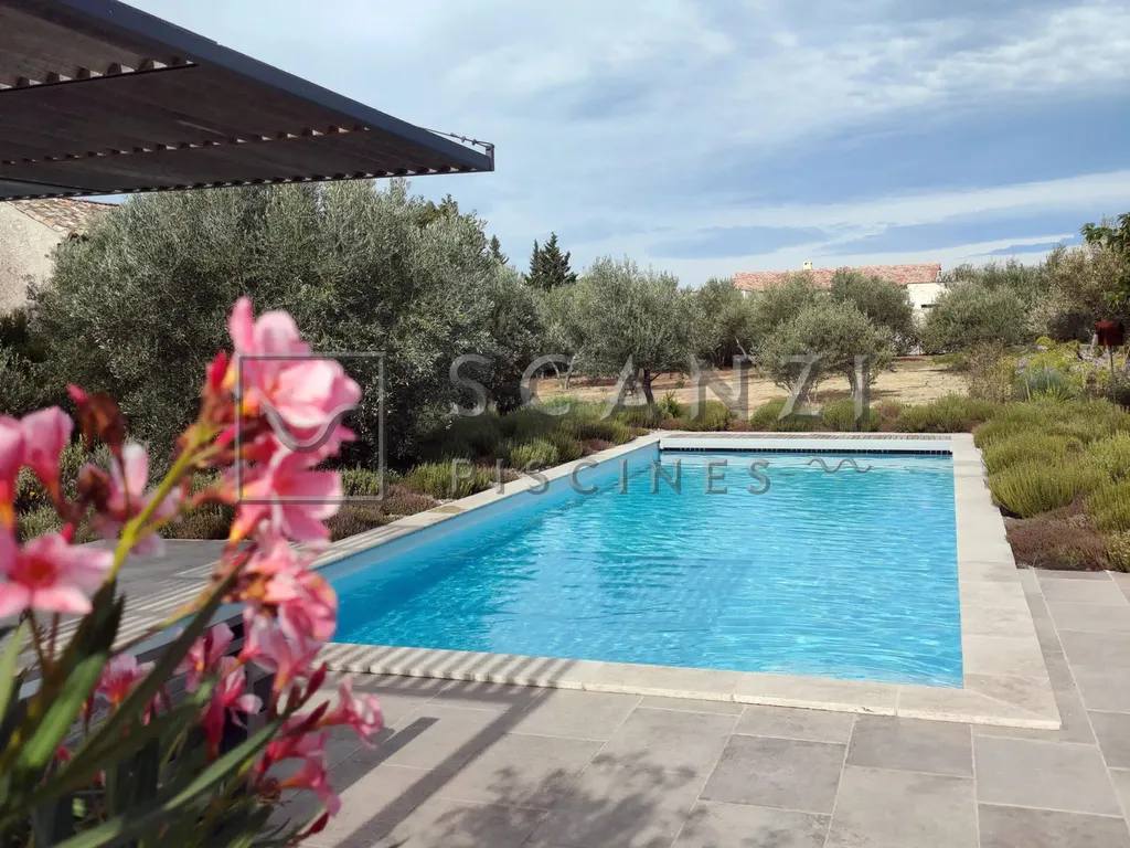 Influence du coloris sur la couleur de l’eau PVC armé piscine gris clair dans le Gard