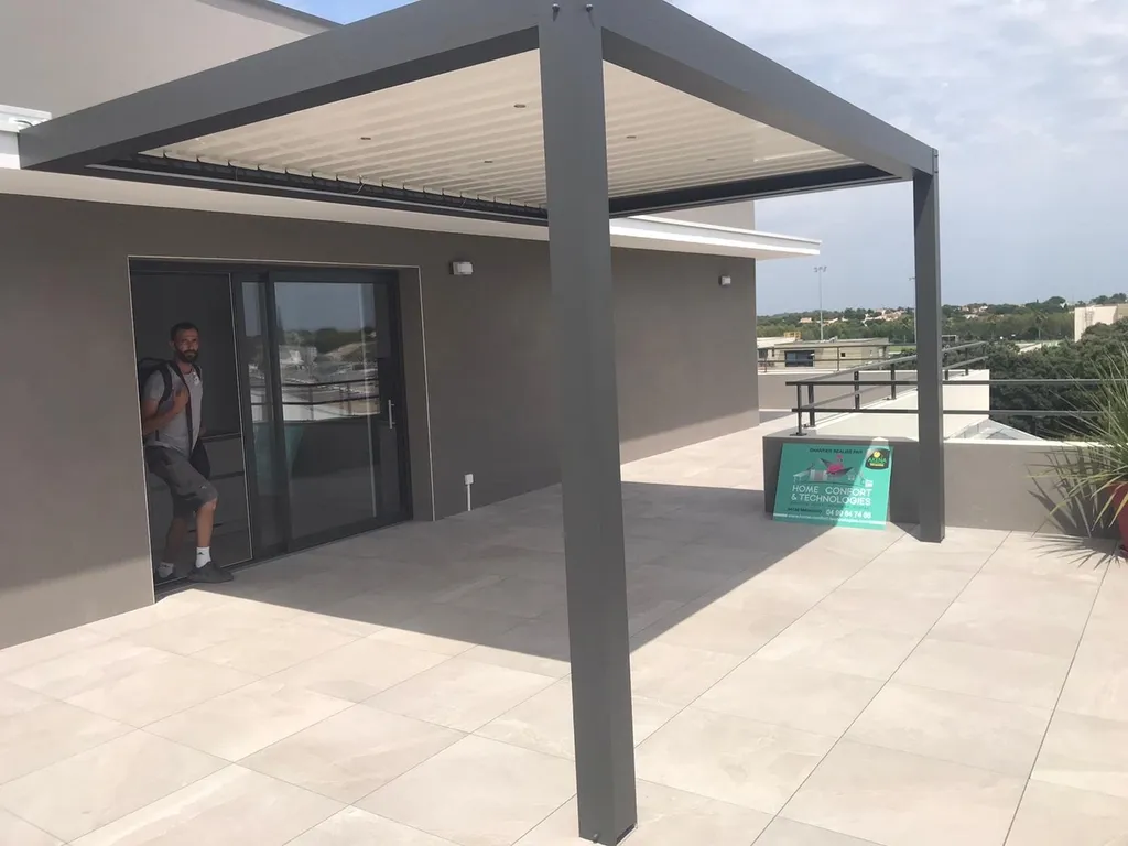 Pose d'une pergola bioclimatique en étage dans une résidence neuve proche de Montpellier