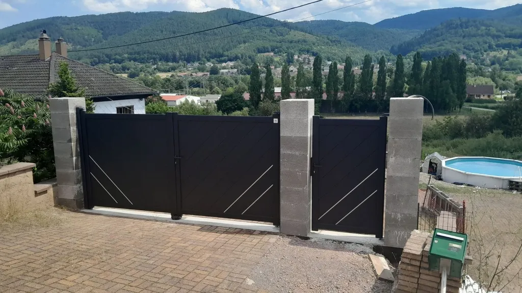 Installation portail aluminium battant motorisé sur-mesure proche de Benfeld