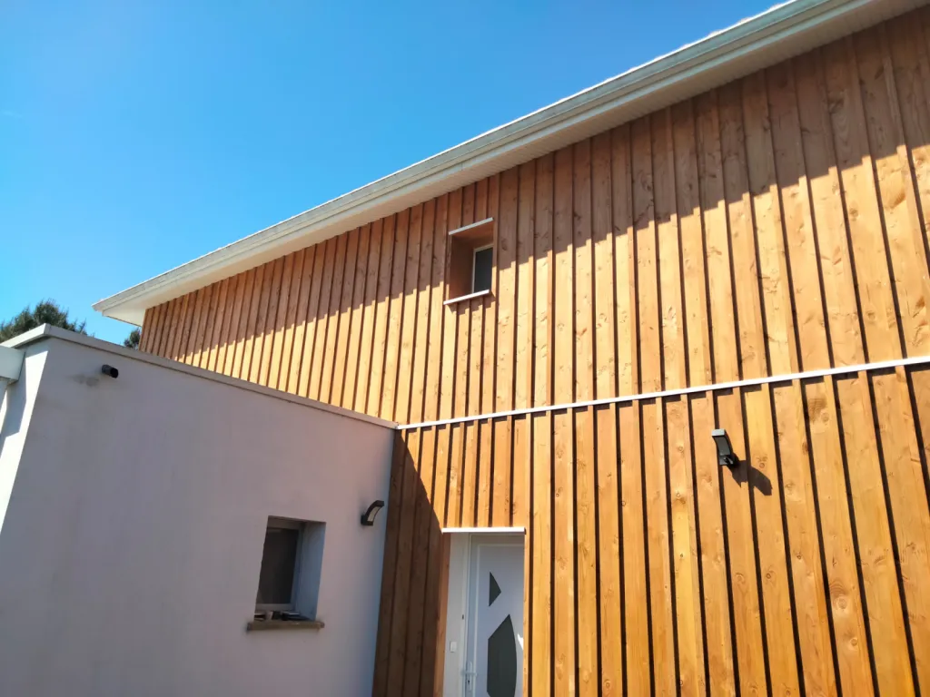 Pose de bardage extérieur en Pin Douglas pour une maison en ossature bois à Arcachon (33)