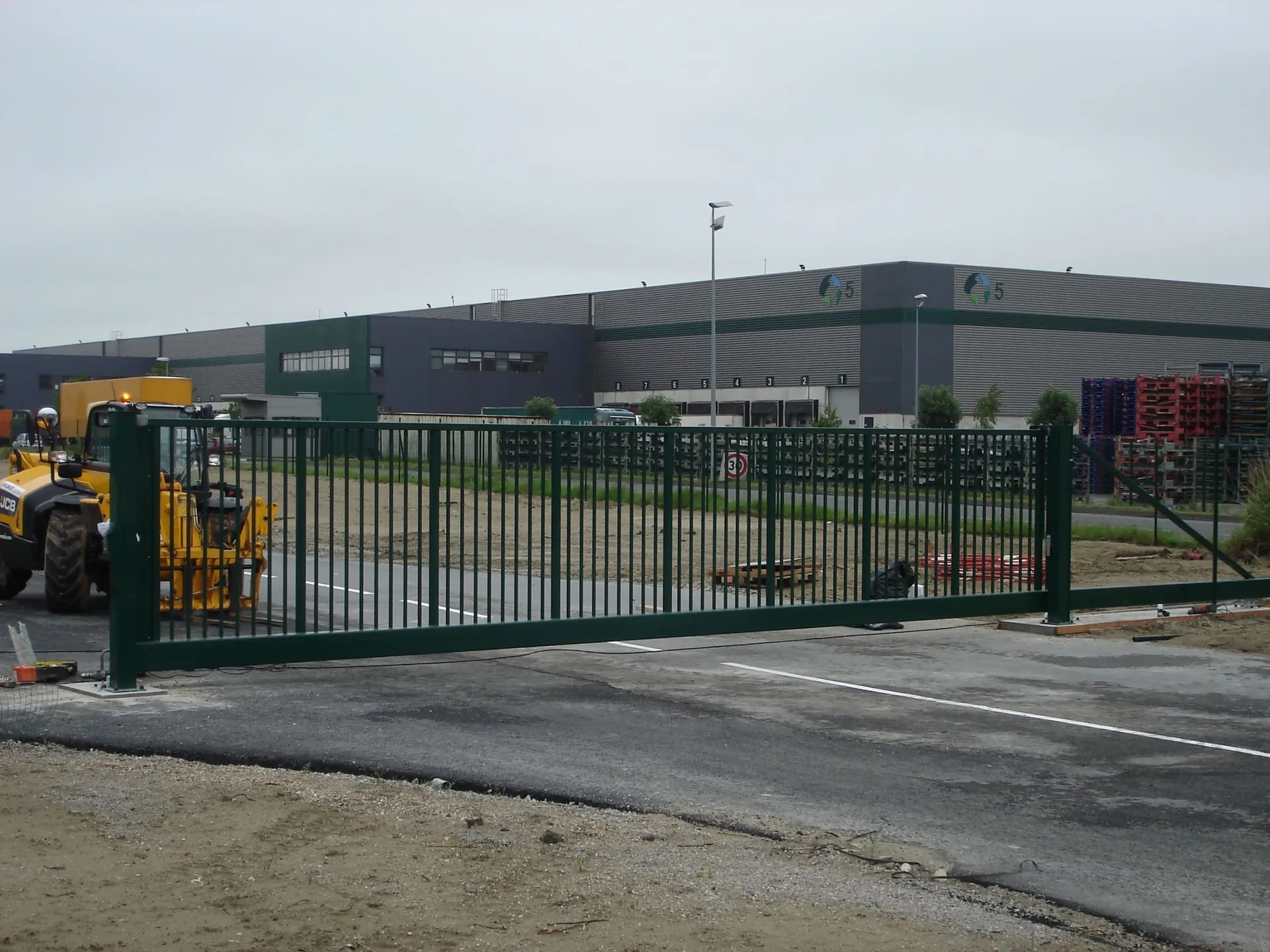 Installation de Portail autoportant professionnel grande dimension, Sécurisation de sites industriels et Fermetures périmétriques au Havre et sa Région ou Agglomération en Seine-Maritime 76