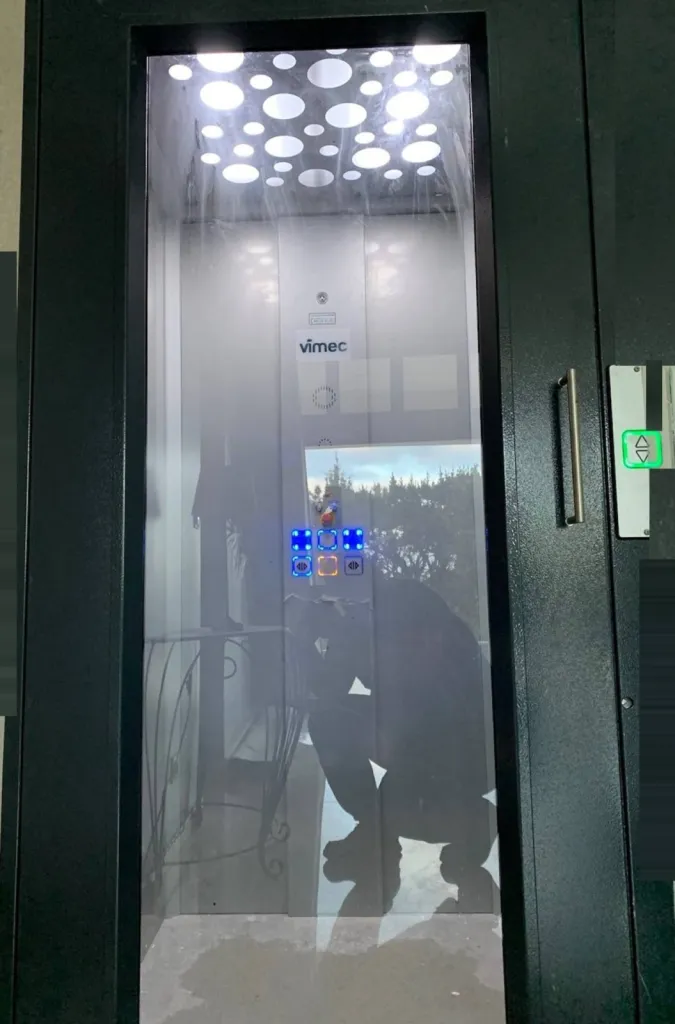 exemple de finition pour un ascenseur de maison intérieur sur Fréjus