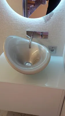 plan de toilette en verre avec vasque à poser