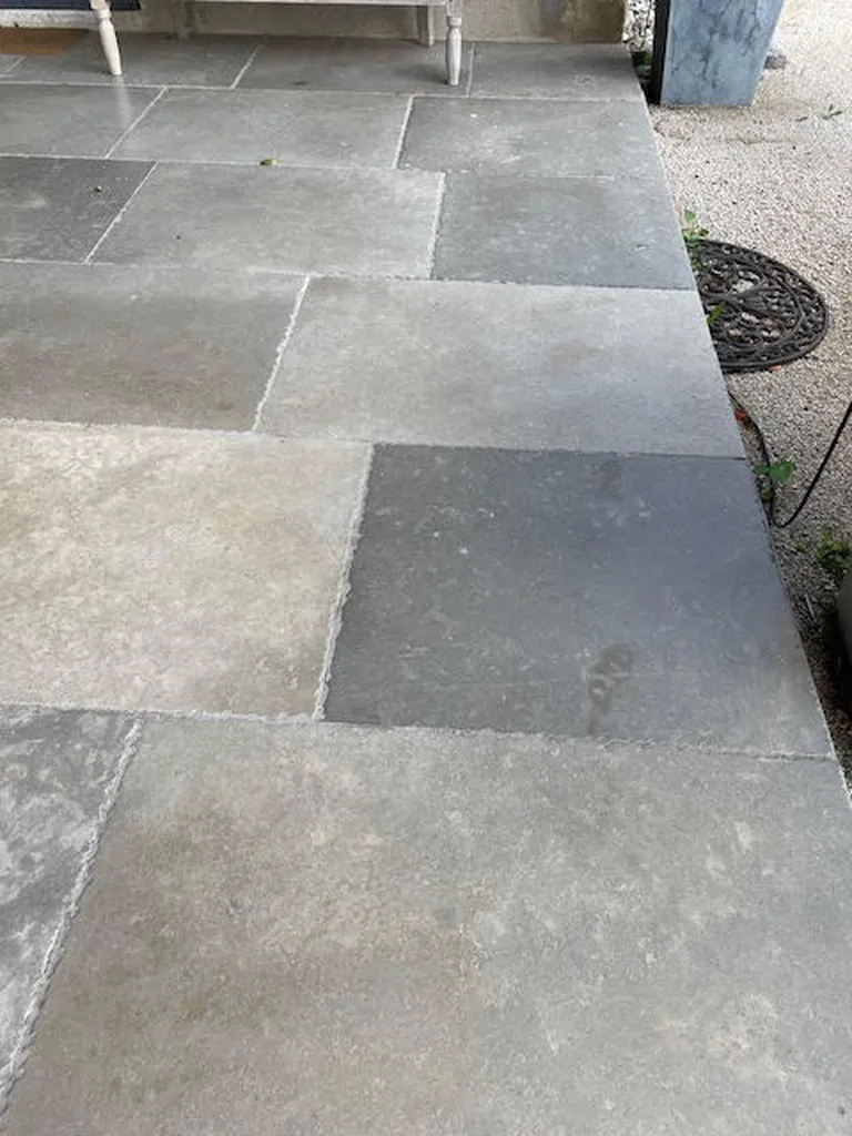 Dallage ancien en pierre calcaire française FRANCEPIERRE : authenticité, patine naturelle, durabilité et esthétisme pour sols intérieurs et extérieurs