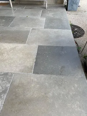 Dallage ancien en pierre calcaire française FRANCEPIERRE : authenticité, patine naturelle, durabilité et esthétisme pour sols intérieurs et extérieurs