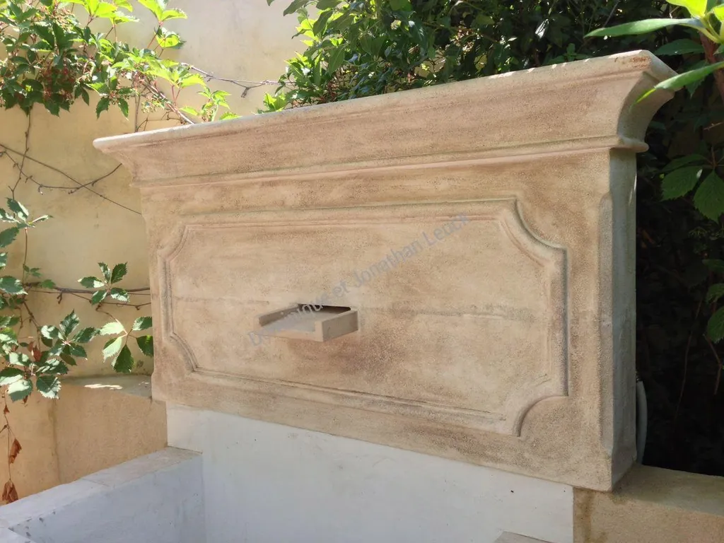 Fronton de bassin en pierres d'Estaillades