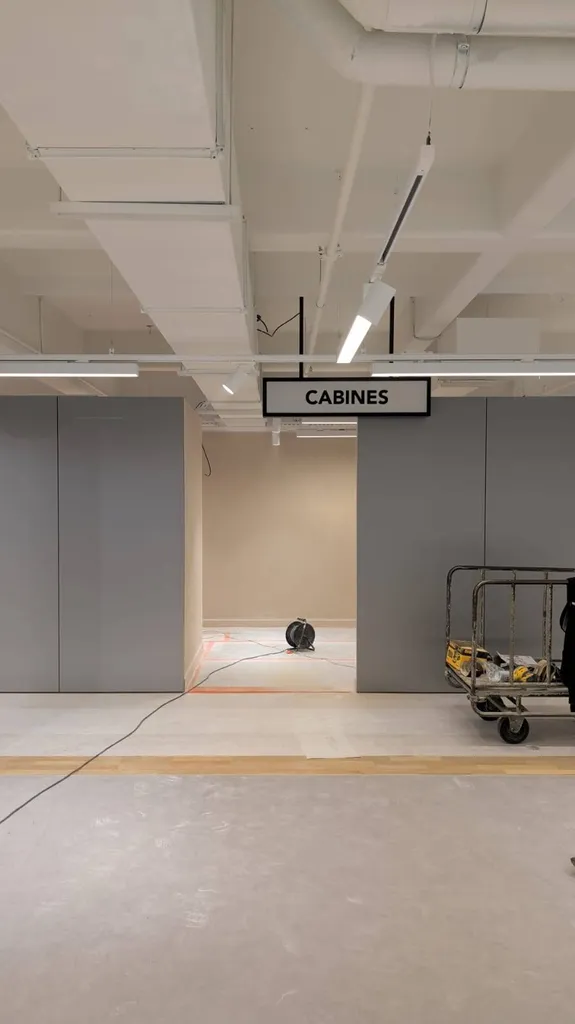 Signalétique pour diriger les clients dans un magasin à Paris