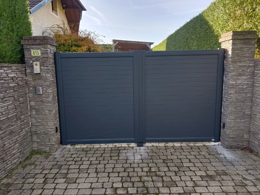 Installation de Portail Alu Battant Motorisé, Modèle Moderne, Sur-Mesure à Deauville dans le Calvados 14 et Trouville-sur-Mer