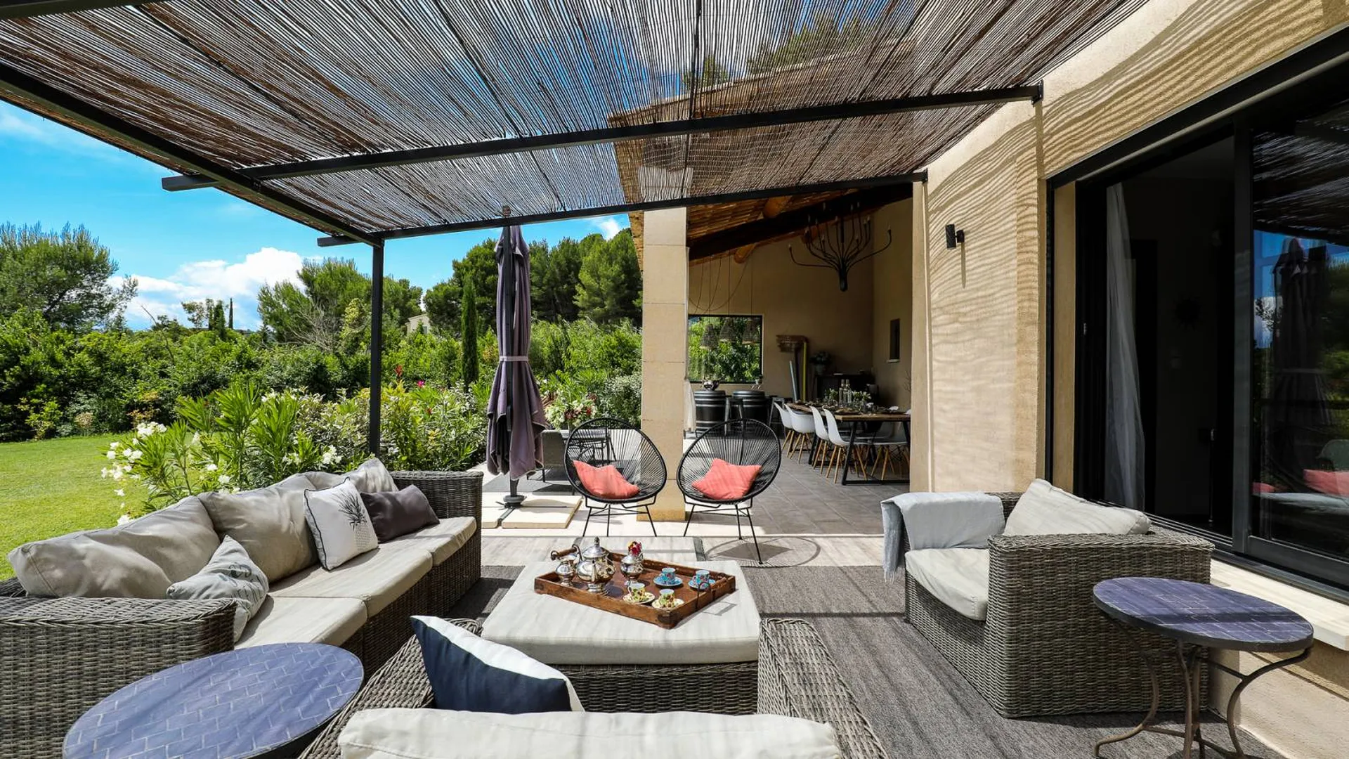 Réalisation d'une terrasse avec pergolas sur mesure en fer forgé dans les Alpilles