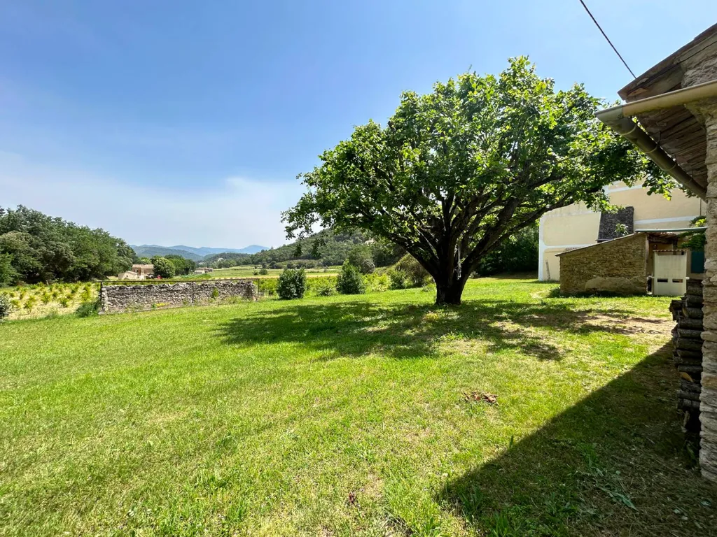 Ancienne ferme en pierre avec vue sur les vignes  à Entrechaux en Vaucluse  