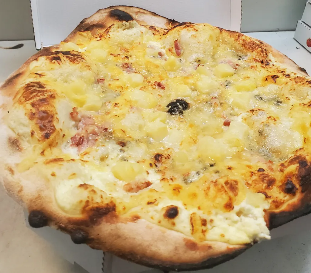 5 pizzas achetées en taille normale en livraison gratuite ou à emporter: 1 bouteille de coca ou soda offert !chez presto pizza pour vos soirées  à salon de provence en livraison gratuite ou à emporter